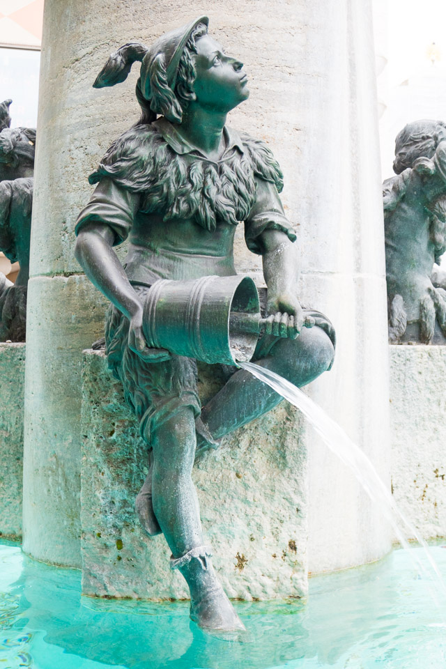 Munich-Fountains-P1000862.jpg