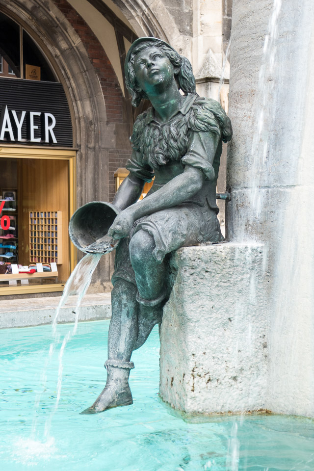 Munich-Fountains-P1000865.jpg