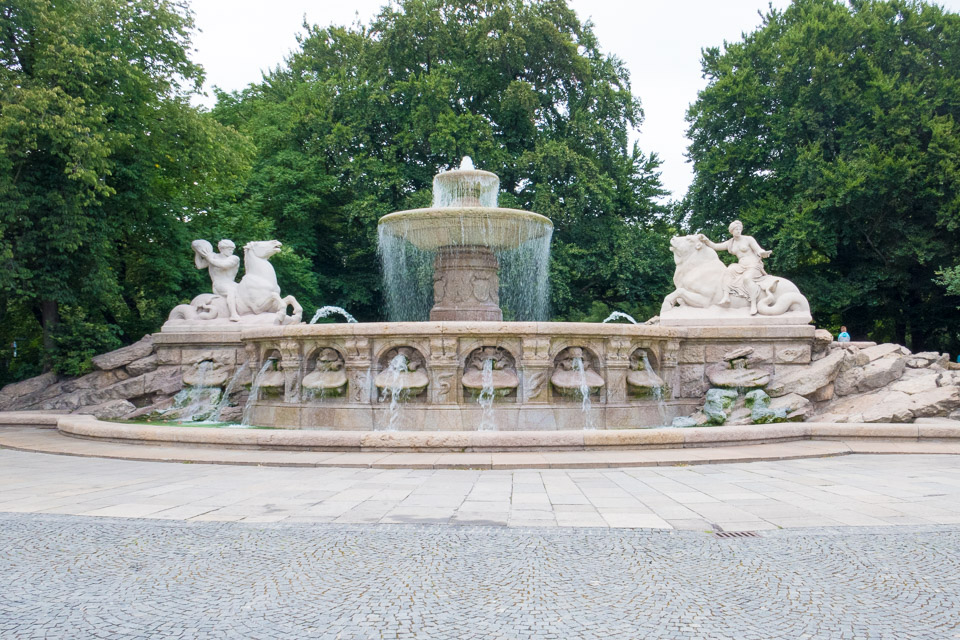 Munich-Fountains-P1010022.jpg