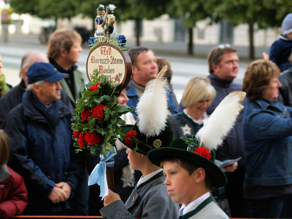 oktoberfest-2008-sunday-parade-08_2877165976_o.jpg